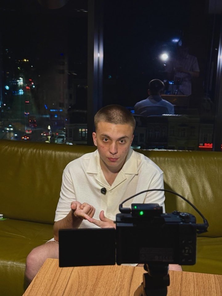 Mateja snima webinar